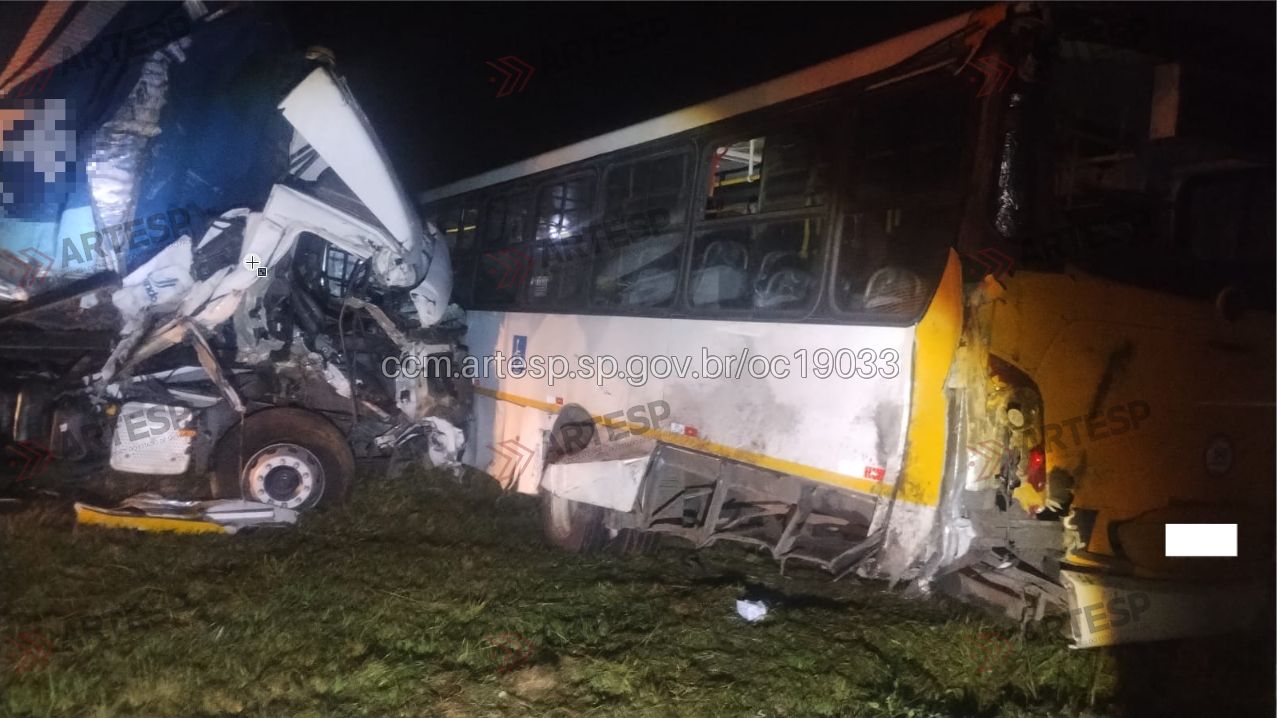 Colisão de bitrem com ônibus parados interdita parcialmente a Washington Luís