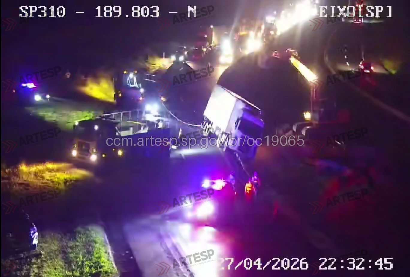 Caminhão bate em mureta e bloqueia Rodovia Washington Luís