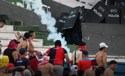 Confronto entre torcedores e polícia suspende clássico paraguaio em Assunção