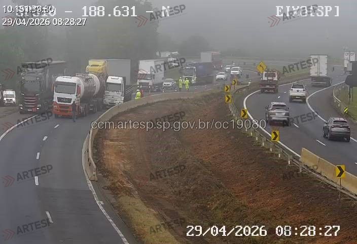 Acidente entre caminhão e carreta gera 4 km de lentidão na Washington Luís