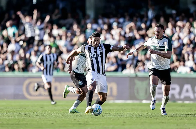 Coritiba quebra jejum e derrota Atlético-MG por 2 a 0, marcado por falha bizarra