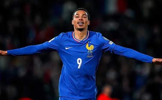 Ekitiké sofre grave lesão pelo Liverpool e é cortado da Copa do Mundo