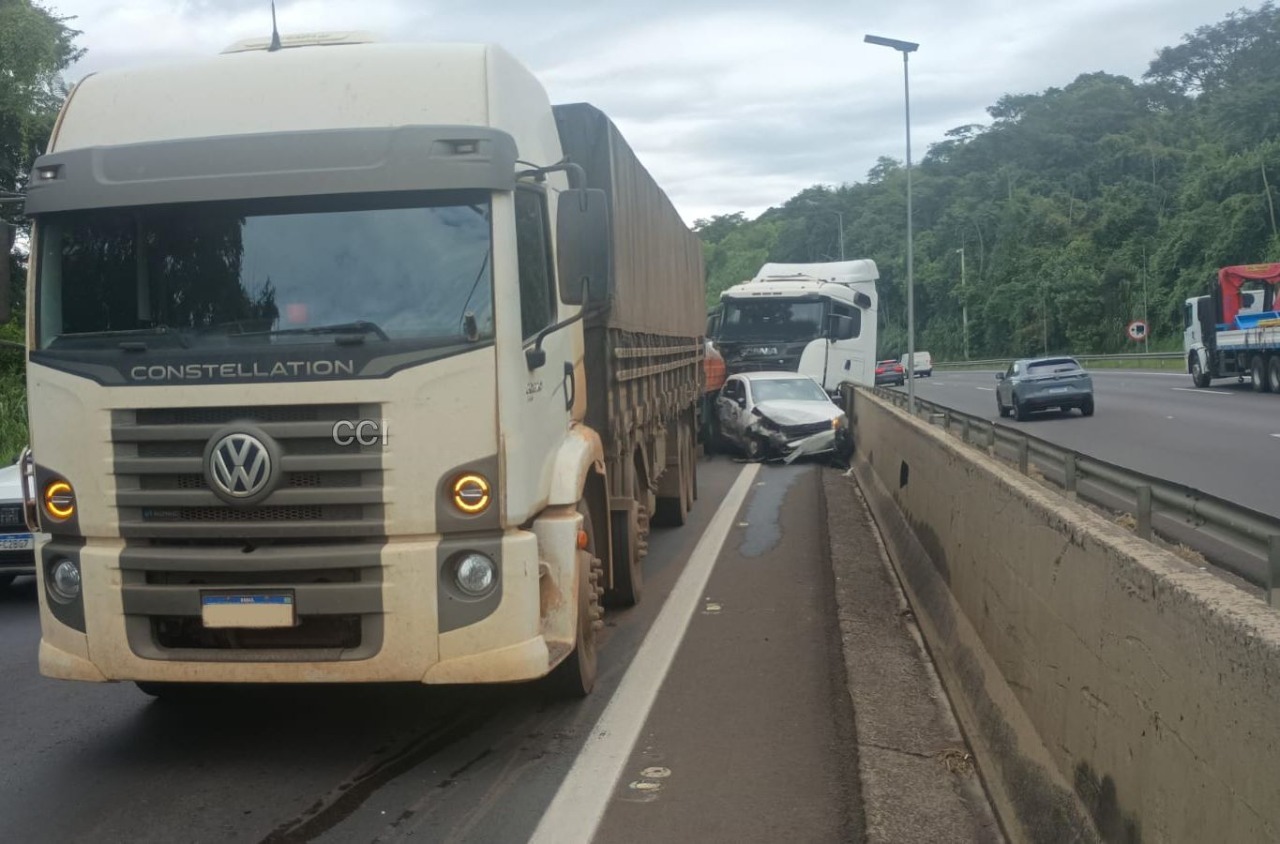 Colisão múltipla na Washington Luís bloqueia parcialmente a pista