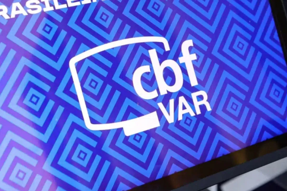 Equipamentos de árbitro de vídeo são levados antes de jogo entre Athletic-MG e Náutico