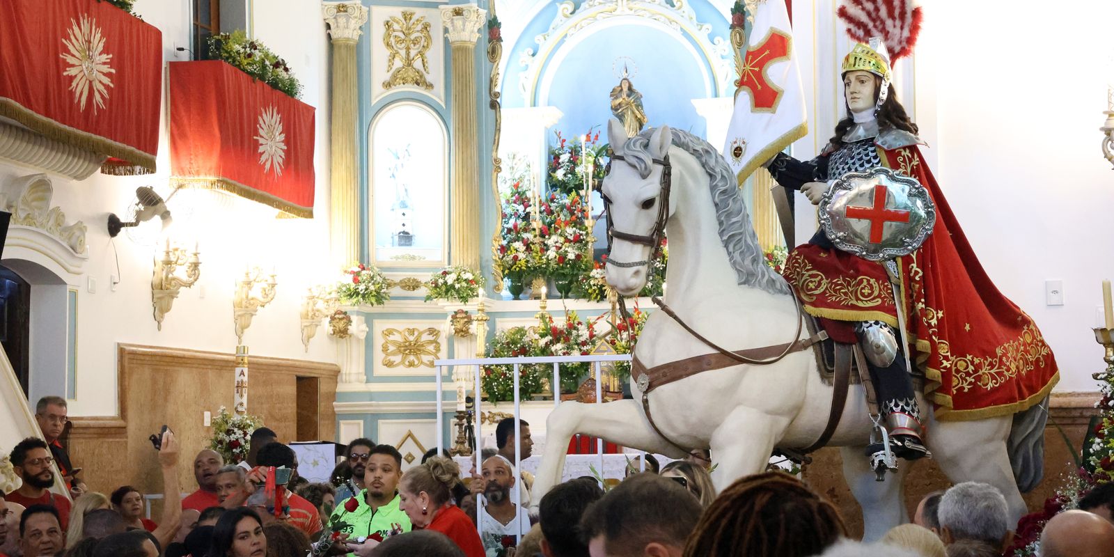 Devotos se reúnem no centro do Rio para a celebração de São Jorge