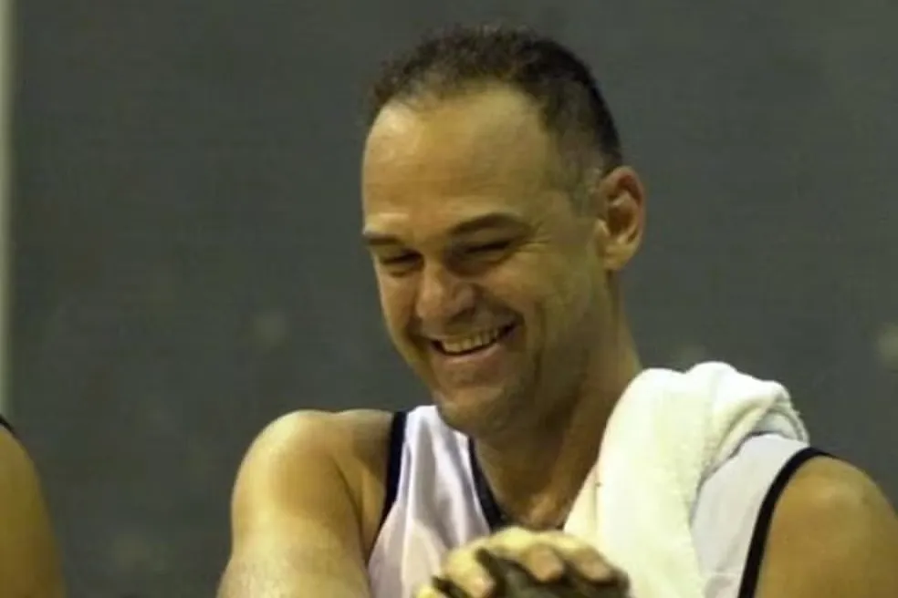 Flamengo imortaliza camisa 14 do basquete em tributo a Oscar Schmidt