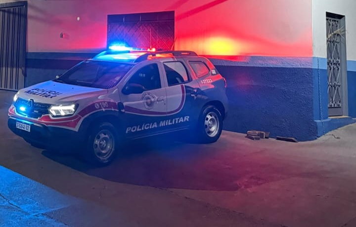 Homem é detido após ameaçar parentes e ser atingido por faca