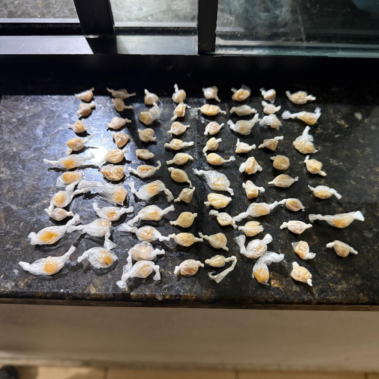 Homem é detido pela PM ao jogar crack de ônibus na SP-215 em Dourado