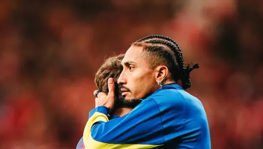 Liga dos Campeões: Raphinha pede desculpas por gesto de 'roubo' após eliminação do Barcelona