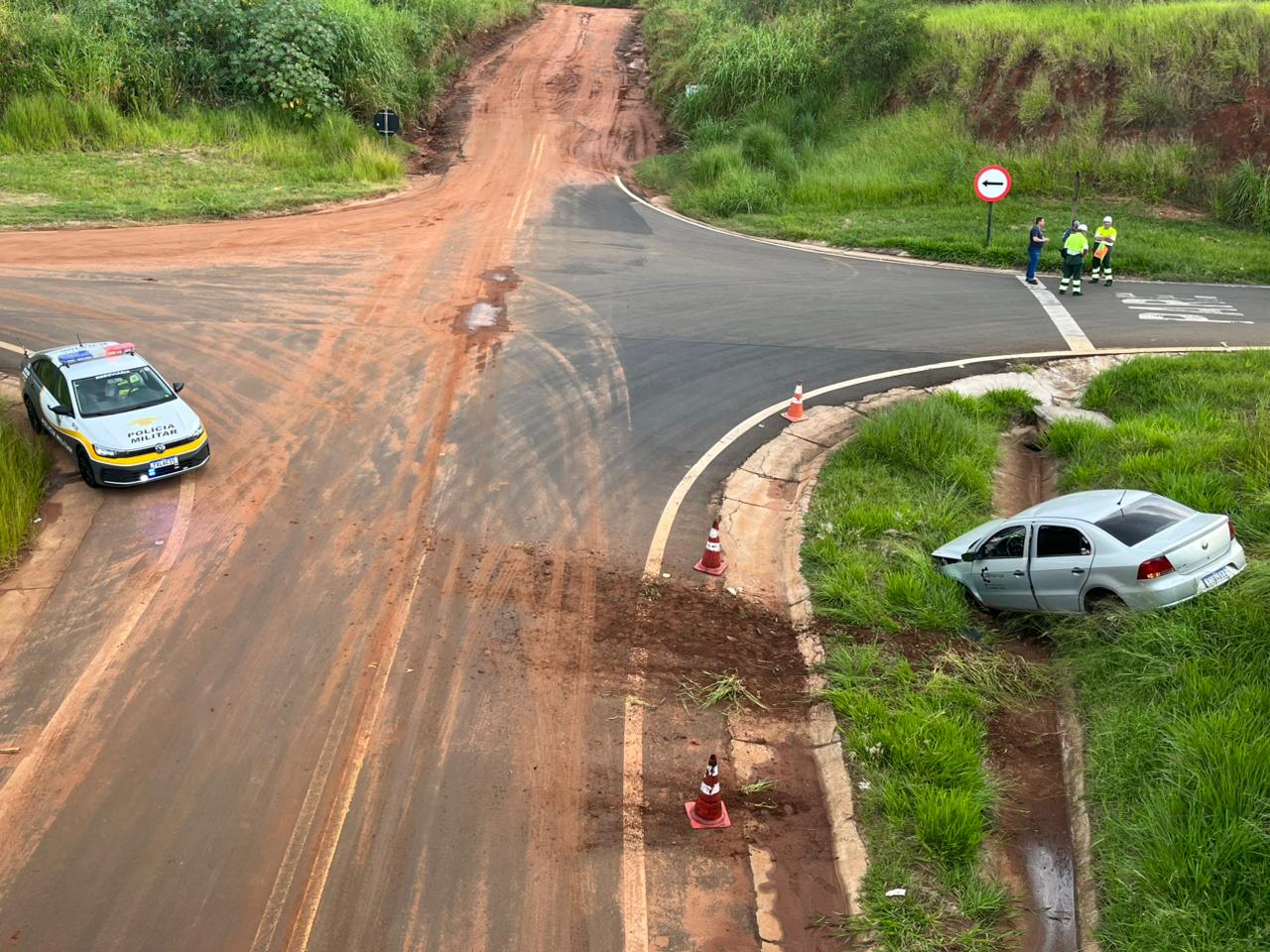 Dois ocupantes ficam feridos após carro cair em barranco na SP-310, em Araraquara