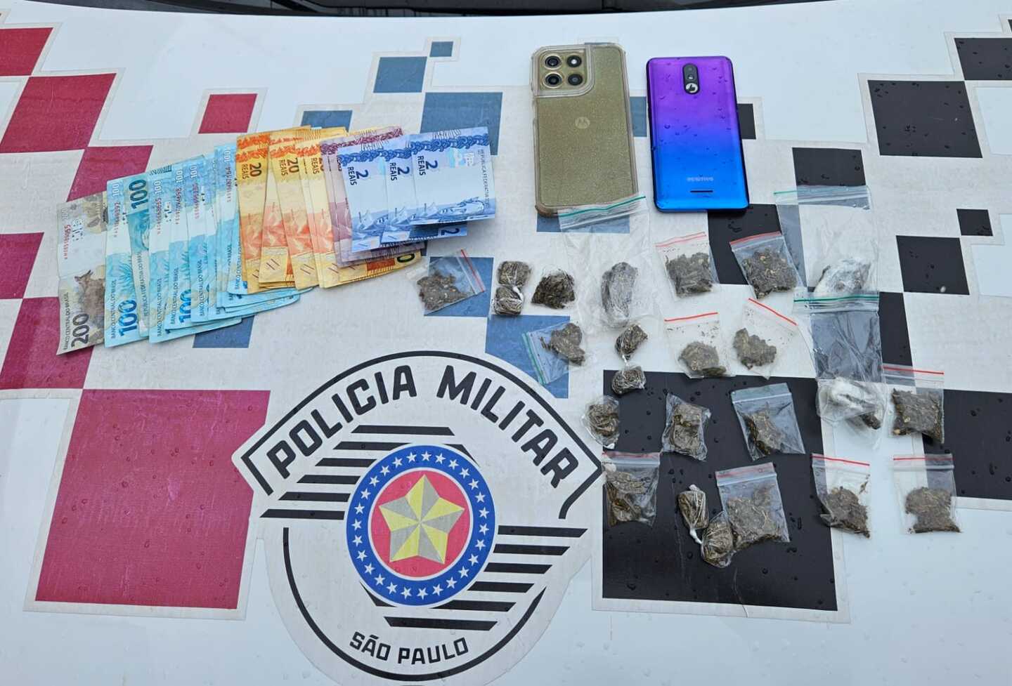 Mulher é detida por tráfico de drogas após fuga com criança em veículo