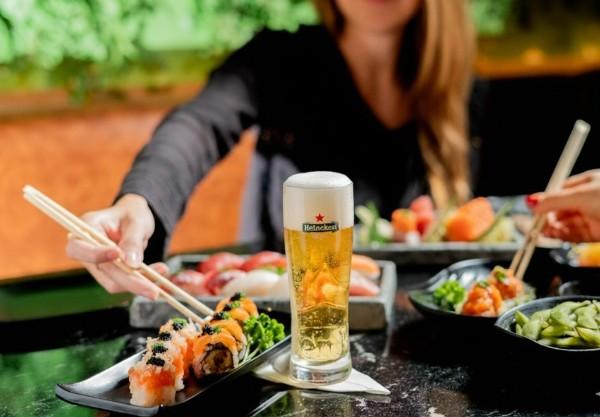Negócios à mesa: Oguru Sushi & Bar aposta em double drink para consolidar happy hour de executivos