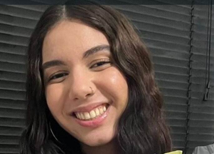 Pai perde direção de moto e filha de 19 anos é atropelada por carreta