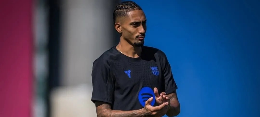 Raphinha pode enfrentar sanções da Uefa por críticas à arbitragem após eliminação do Barcelona