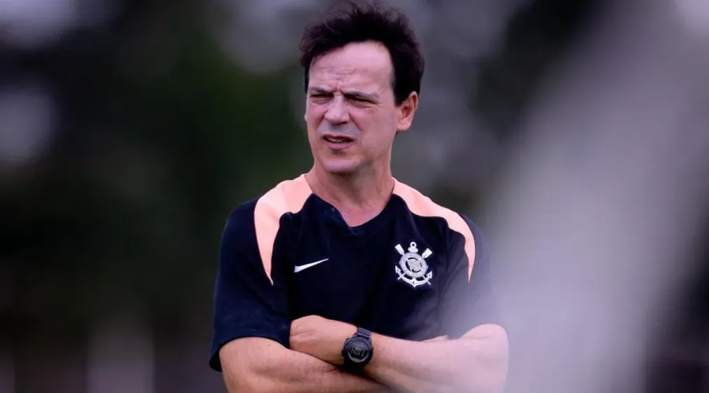 Técnico do Corinthians defende André após expulsão polêmica