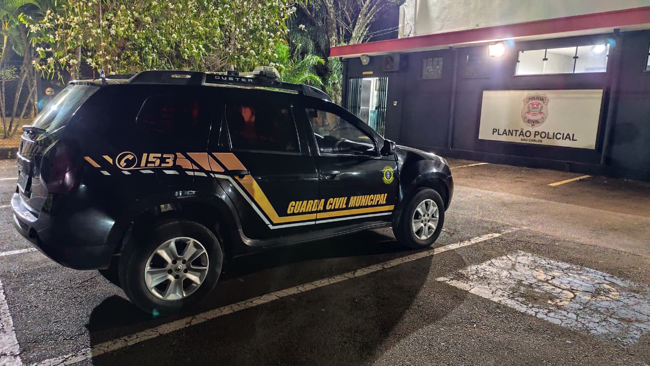 Tio e sobrinha trocam agressões em via pública
