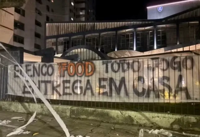 Torcida do Remo realiza protesto na sede do clube e critica “elenco Ifood”