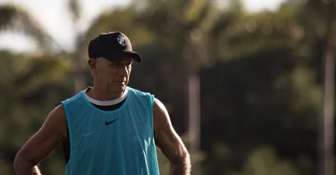 Vasco enfrenta impasse no ataque e busca alternativas ofensivas