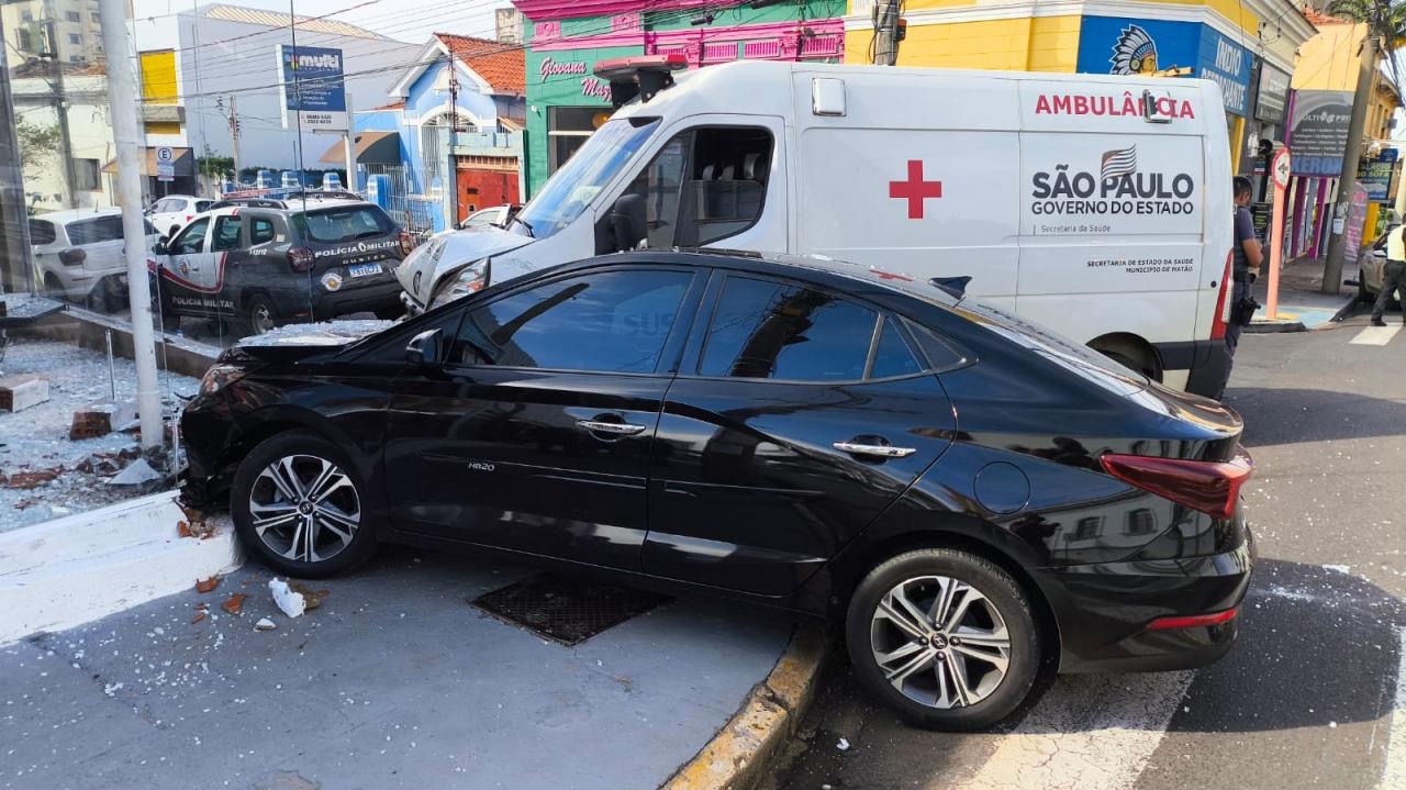 Acidente com ambulância e veículo de bispo mobiliza centro de Araraquara