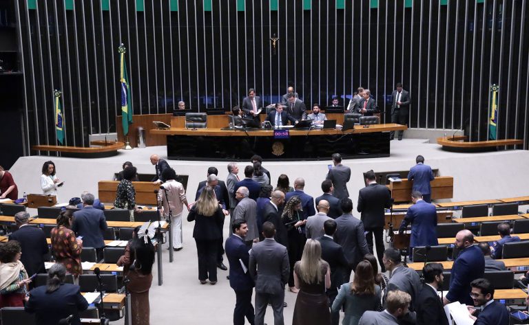 Câmara analisa projeto que submete normas sobre espécies ao Ministério da Agricultura