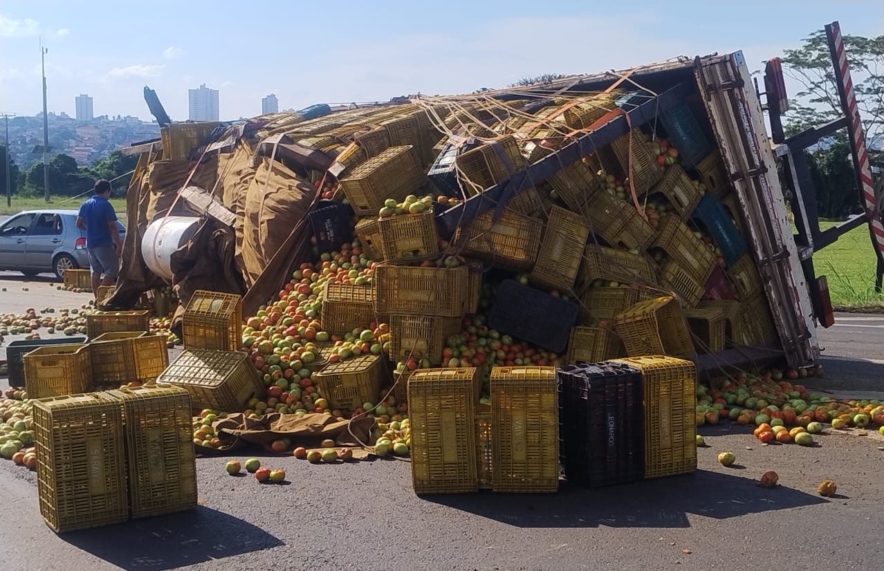 Caminhão tomba e espalha carga de tomate em trevo de Araraquara