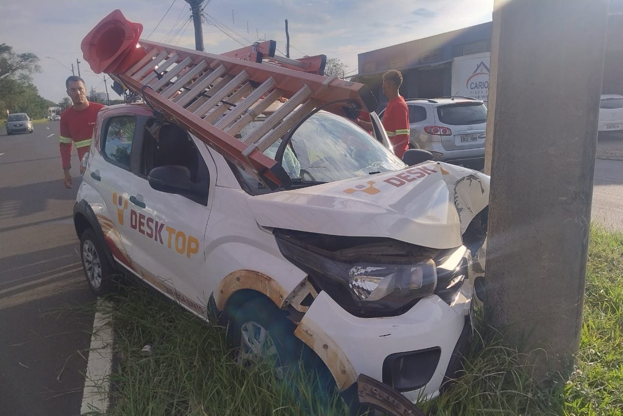 Veículo de empresa de internet colide com poste na Avenida Manoel de Abreu