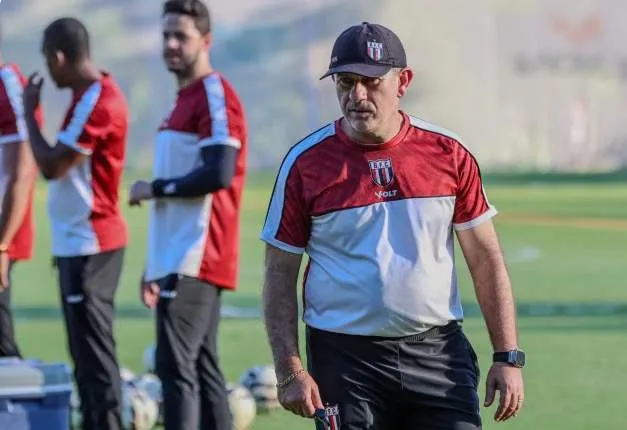 Claudio Tencati, técnico do Botafogo, é novamente alvo da Chapecoense