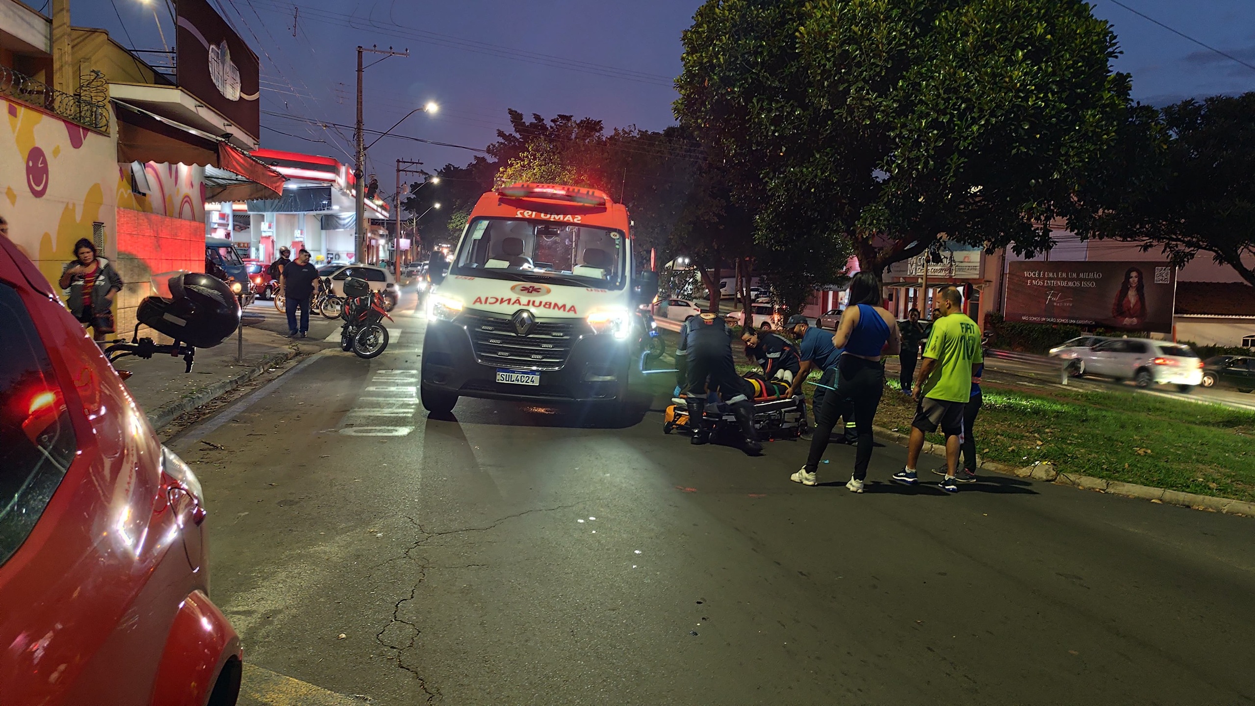 Jovem fica ferida após colisão entre carro e moto na Avenida Henrique Gregori