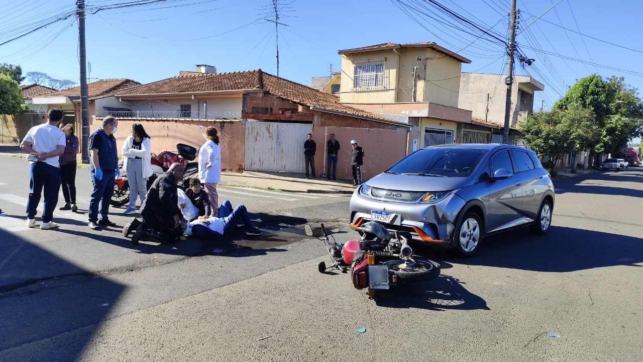 Colisão entre moto e carro fere homem no Jockey Club