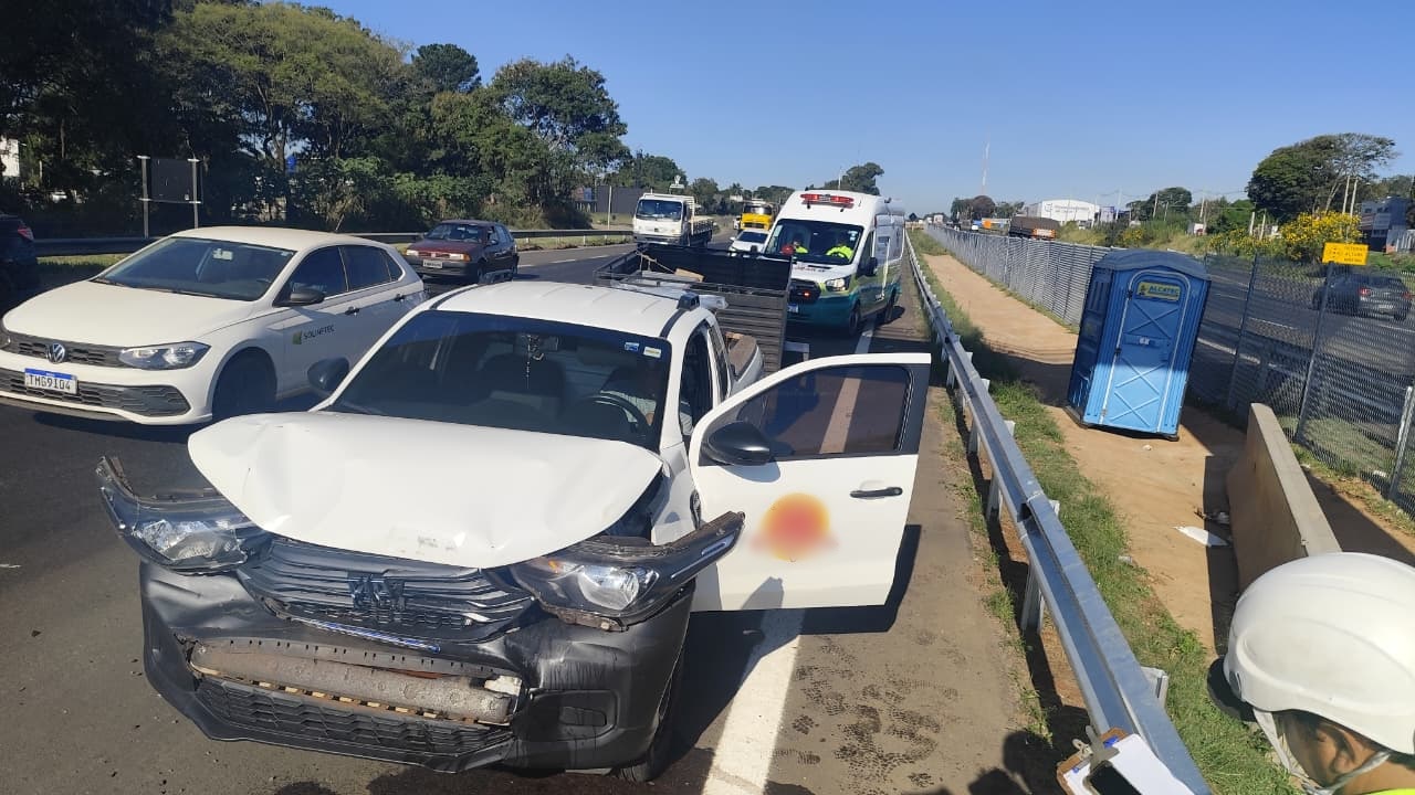 Acidente entre Fiat Strada e caminhão ocorre na Washington Luís em São Carlos