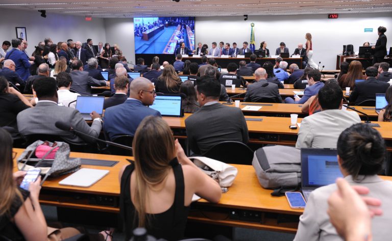 Comissão debate parecer sobre PEC que visa extinguir escala 6x1