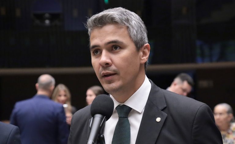 Comissão da Câmara aprova 50% a mais de tempo em provas para alunos com TDAH e dislexia