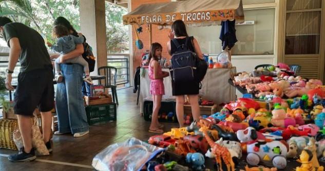 Feira de trocas incentiva consumo consciente em Araraquara