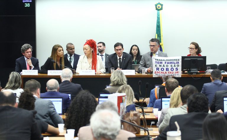 Fim da escala 6x1: relator propõe jornada de trabalho de 40 horas e avanço da PEC