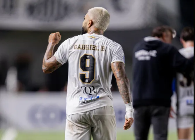 Gabigol é expulso do Santos por gesto obsceno para torcedor na Vila Belmiro