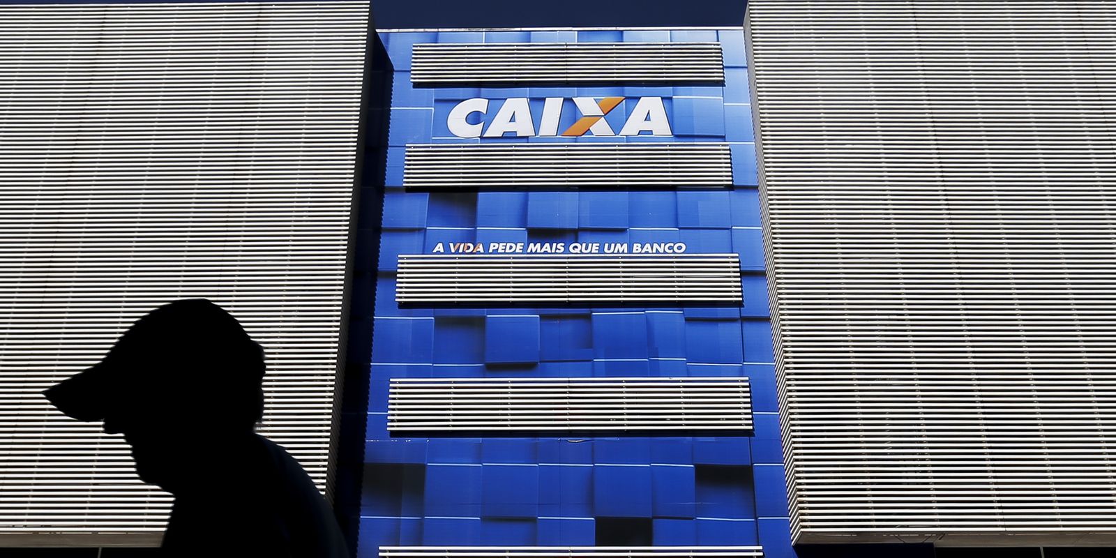 Lucro da Caixa Econômica Federal registra queda de 34% no primeiro trimestre devido a novas regras do BC