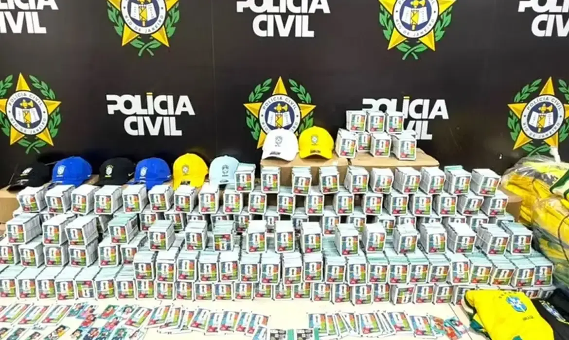 Mais de 200 mil figurinhas falsificadas da Copa são apreendidas no Rio de Janeiro