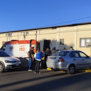 Idosa sofre mal súbito ao volante e sobe em canteiro central no centro de São Carlos