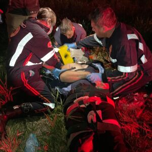 Acidente grave na SP-318 deixa motociclista e pedestre feridos