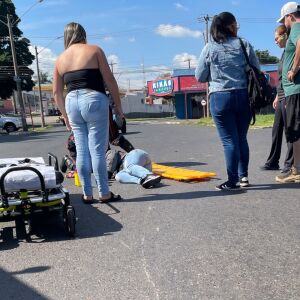 Motociclista se fere em acidente de trânsito na Praça Itália, em São Carlos