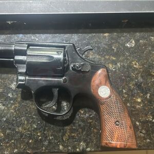 Mulher é baleada na perna em São Carlos e homem é preso por porte ilegal de arma