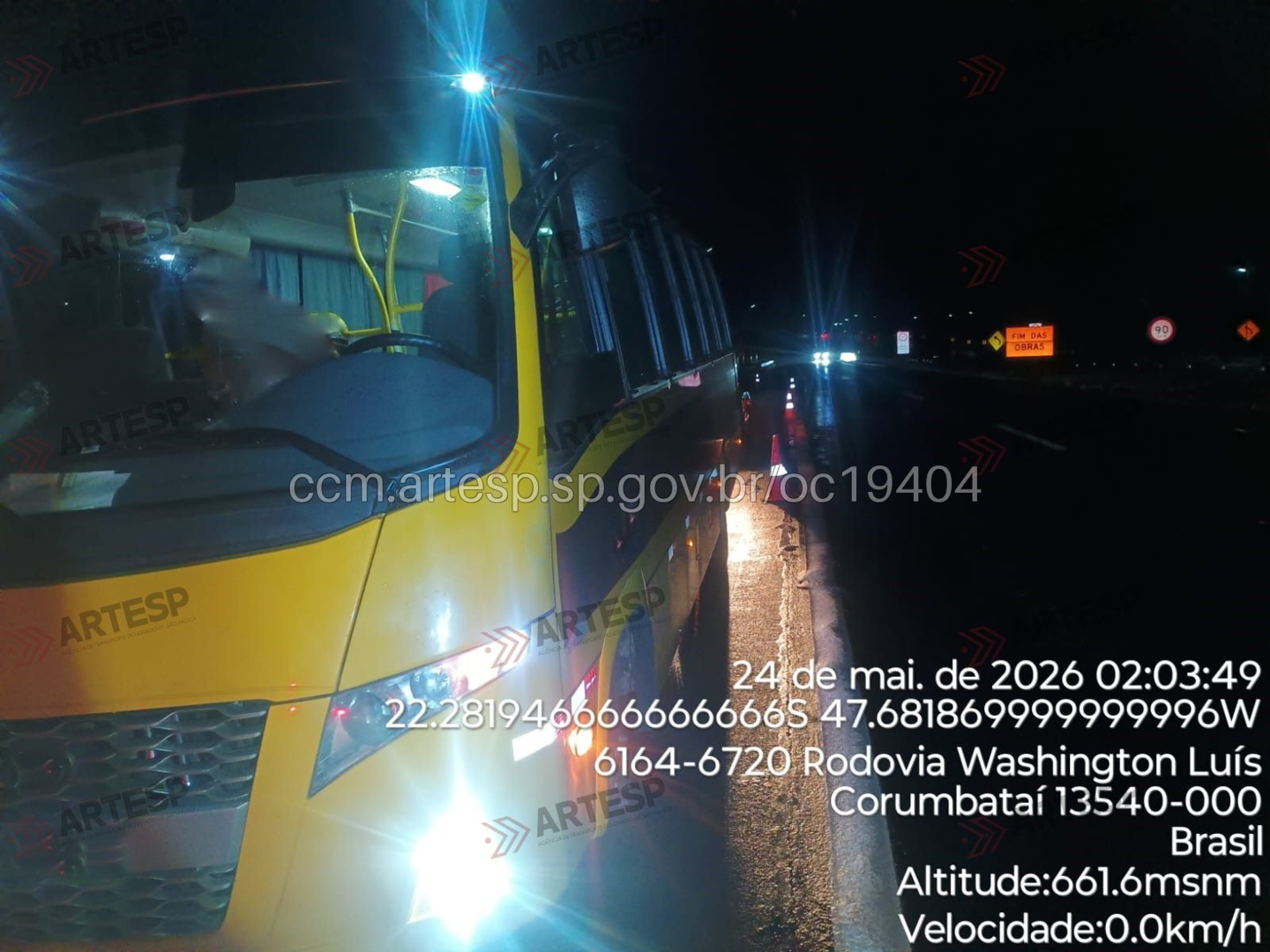 Ônibus sofre colisão com objeto não identificado na Rodovia Washington Luís