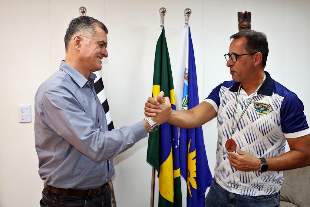 Prefeito Lapena recebe atleta de Araraquara após conquista histórica no Mundial de Beach Tennis