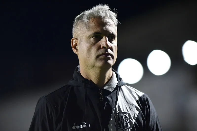 Rodrigo Santana deixa o cargo, mas a responsabilidade pelo momento da Ponte Preta permanece