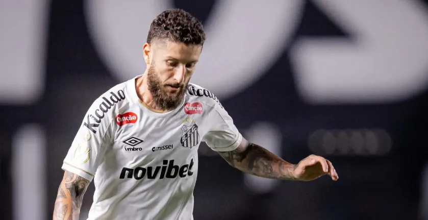 Zé Rafael treina separado e encaminha saída do Santos
