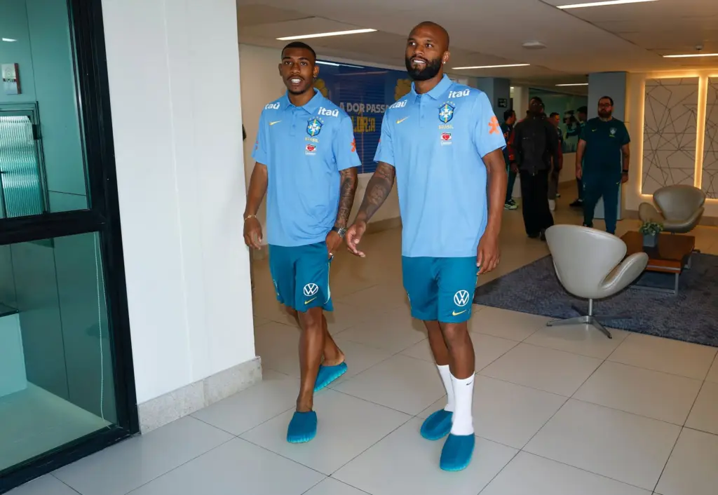 Seleção Brasileira adota o 'chinelo do futuro' Nike Mind 001 na preparação para a Copa