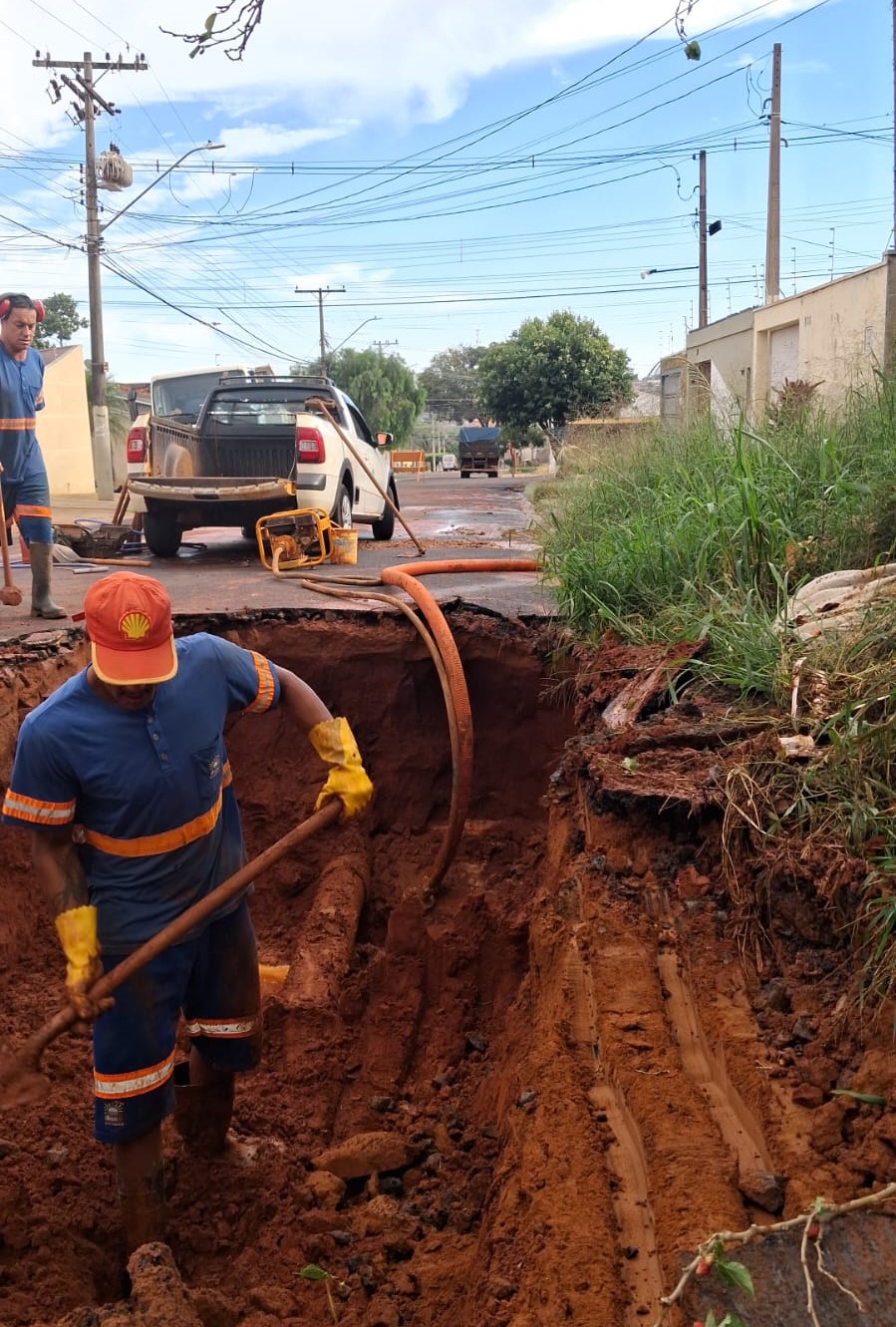 Daae realiza serviço emergencial para reparar vazamento de rede no Selmi Dei 1
