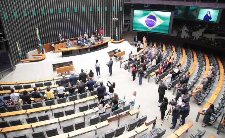 Dia nacional de combate ao abuso e à exploração sexual de crianças e adolescentes é tema de sessão na Câmara