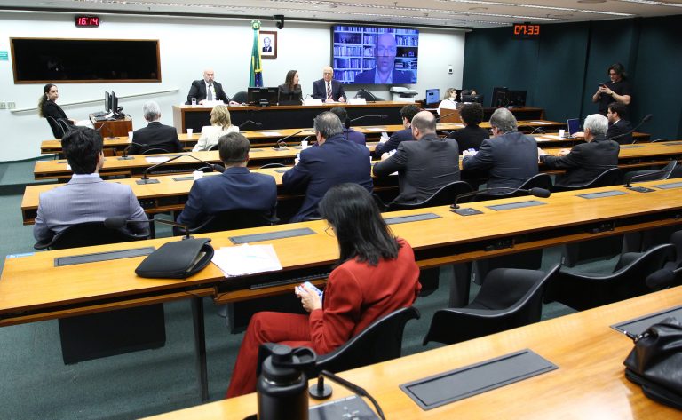 Empresários clamam por redução de encargos trabalhistas e criticam fim da escala 6x1 na Câmara
