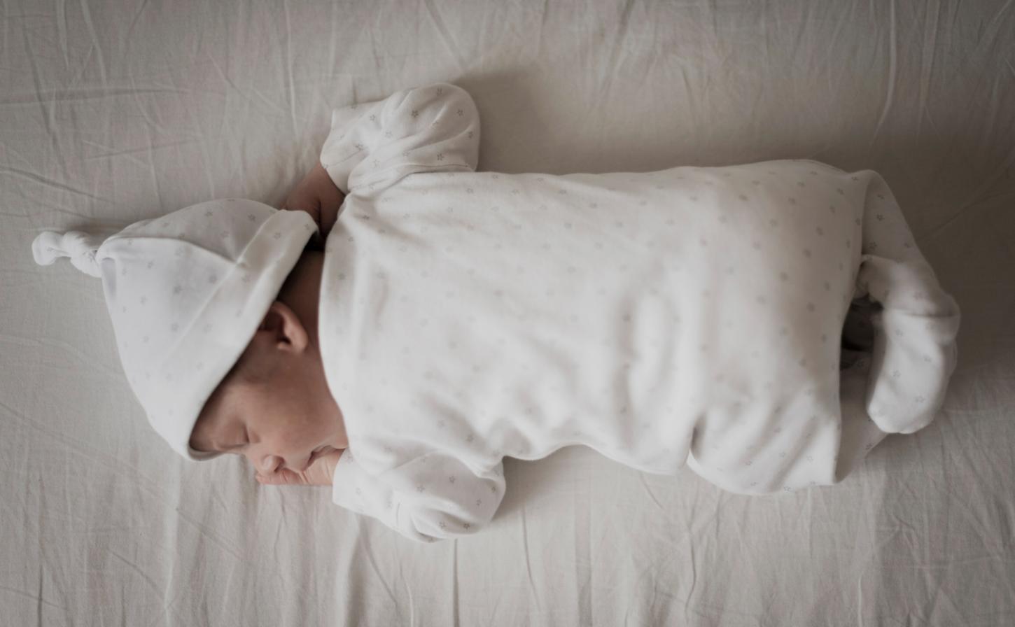 Sono seguro do bebê: cuidados que ajudam os pais nos primeiros meses